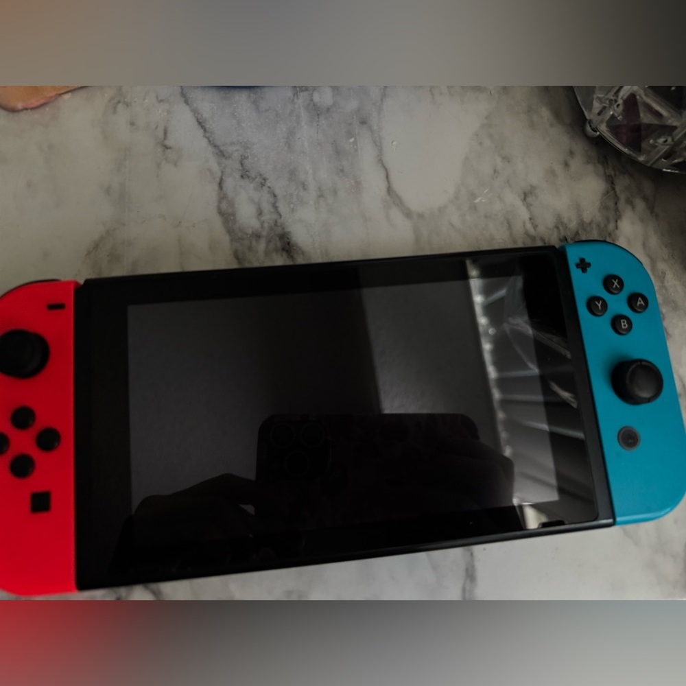 Nintendo Switch - Picture 3 of 3